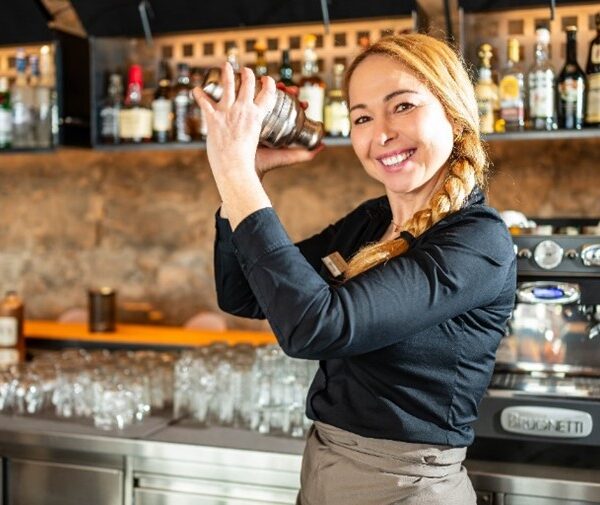 Schlossbar im Jagdschloss Kühtai. Historische Bar mit modernen Akzenten