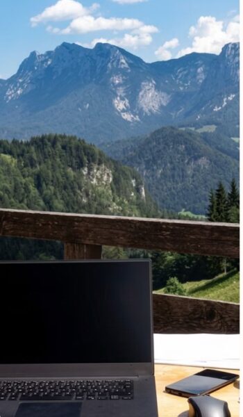 Bergblick und LapTop